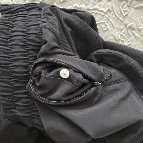 lululemon athletica Hotty Hot Low-Rise Unlined Short 2.5" Black Shorts Sz 6 - Picture 12 of 13